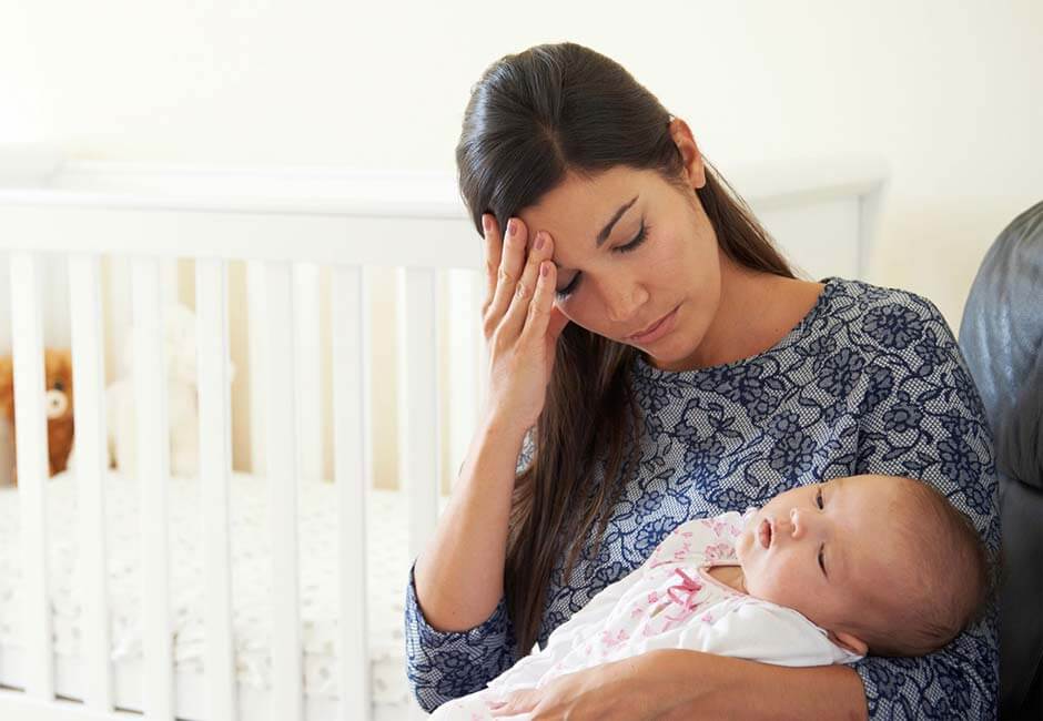 Eine Mutter mit postnataler Depression sieht sich häufig hoffnungslos in ihrem überwältigendem Leid gefangen.